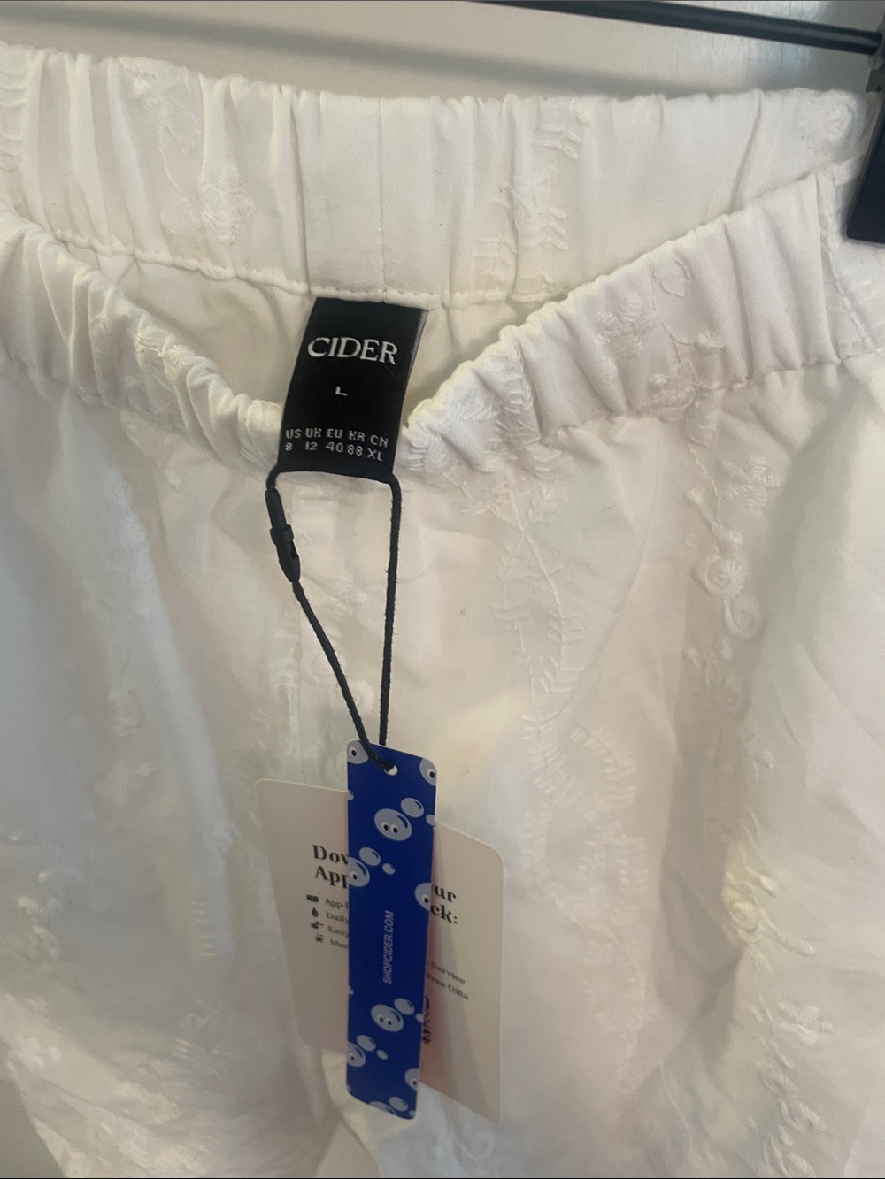 NWT Cider White Embroidered Women's Shorts - Picture 2 of 6